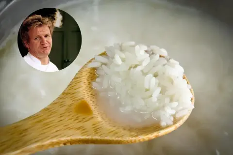 Gordon Ramsay pokazuje, jak ugotować ryż na sypko. Na łyżce widać idealnie ugotowane ziarna ryżu.