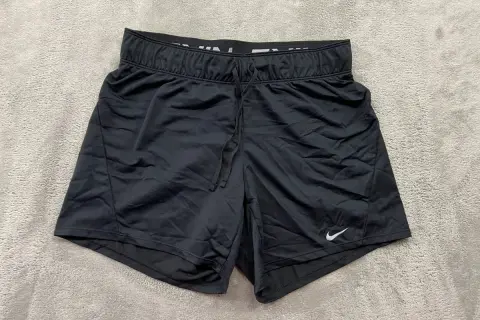 Czarne spodenki Nike Dri-Fit damskie, idealne na trening. Elastyczny pas i sznurek zapewniają komfort.