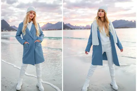 Niebieski płaszcz i białe dodatki tworzą stylowy zestaw na plaży. Modelka prezentuje modne niebieski płaszcz stylizacje.