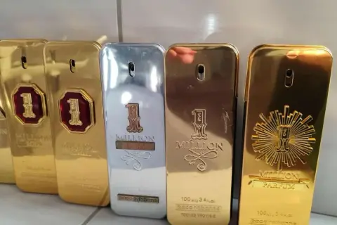 Kolekcja perfum "1 Million" Paco Rabanne, w tym wersje 100ml, błyszczące złote i srebrne flakony w kształcie sztabek.