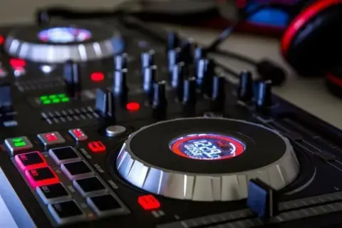 Jaki kontroler DJ na początek? Wybierz najlepszy sprzęt dla siebie