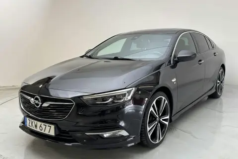 Svart Opel Insignia, redo för en begtest. Denna eleganta sedan har en sportig design och moderna linjer.