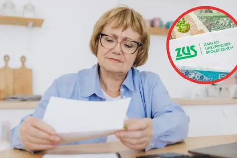 Zmartwiona kobieta analizuje dokumenty dotyczące stażu pracy i ZUS. W tle widać pieniądze i logo ZUS.