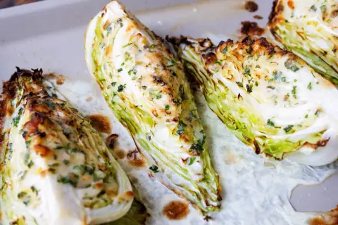 Geröstete Spitzkohl-Wedges mit Kräutern und Käse – ein einfaches Gericht, das Lust auf mehr macht. Perfekt für spitzkohl rezepte einfach!