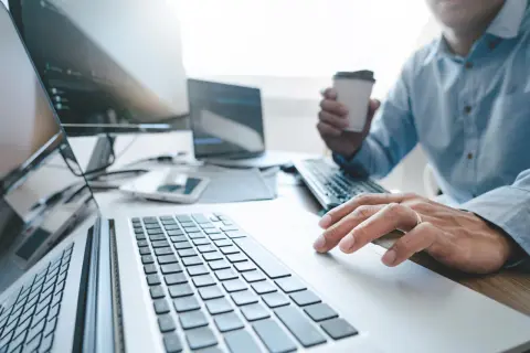 Jak założyć firmę spedycyjną w Polsce? Kompletny poradnik krok po kroku