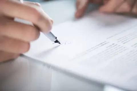 Podpis na dokumencie, który może być zaświadczeniem o niezaleganiu ZUS.