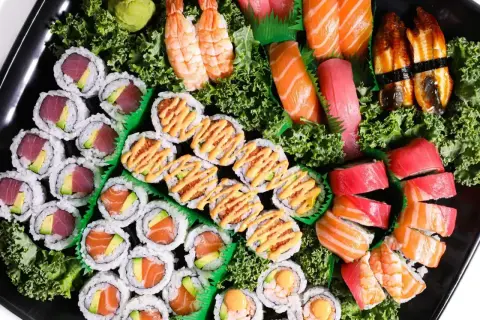 Talerz sushi z rolkami z łososiem, tuńczykiem i krewetkami. Idealne z sosem sojowym, wasabi i imbirem.