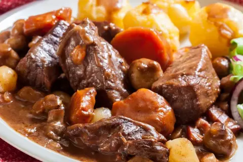 Boeuf Bourguignon: Jak zrobić wołowinę, która rozpływa się w ustach?