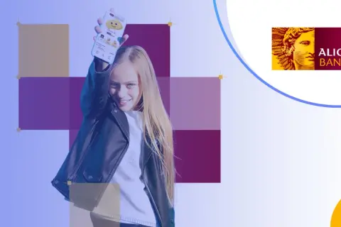 Uśmiechnięta dziewczyna prezentuje telefon z aplikacją Alior Bank. To idealne konto dla dziecka, które uczy się finansów.