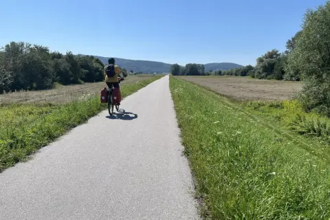Rowerzysta przemierza malownicze jezioro Rożnowskie, odkrywając jego urokliwe trasy rowerowe.