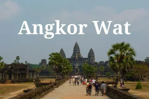 Angkor Wat: ciekawe fakty o świątyniach. Tłum turystów idzie kamienną ścieżką do majestatycznego kompleksu świątynnego.