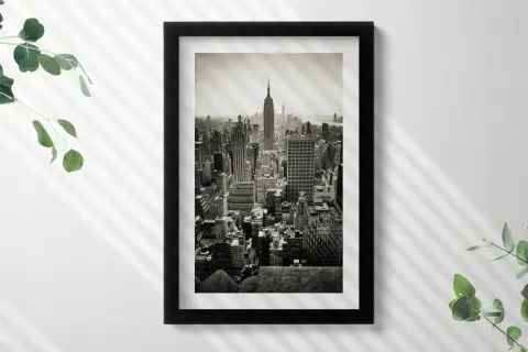 Czarno-białe obraz miasto z Empire State Building w tle. Widok z lotu ptaka na drapacze chmur.