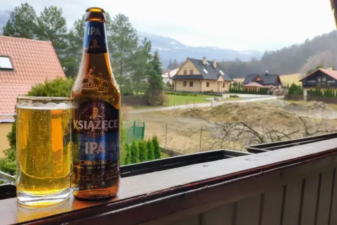Piwo Książęce IPA, czyli co to znaczy piwo kraftowe: chmielowy smak i górskie widoki.