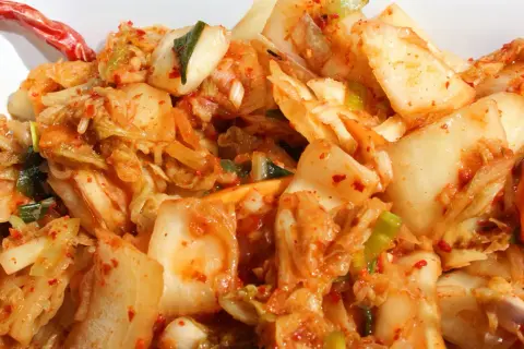 Kimchi w kuchni: Proste pomysły, klasyczne dania i polskie fuzje