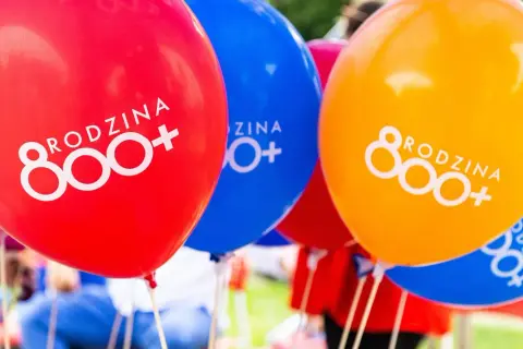 800 plus 2025: Kiedy ZUS wypłaci? Sprawdź swój termin!