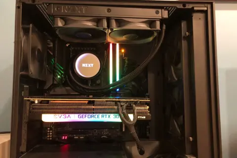 Ein Gaming-PC mit RGB-Beleuchtung. Die EVGA GeForce RTX 30-Serie leuchtet in bunten Farben, während ein DRAM LED rot leuchtet.