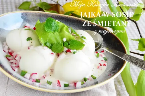 Jajka w sosie śmietanowo-majonezowym z rzodkiewką i szczypiorkiem, ozdobione listkami sałaty i mięty.