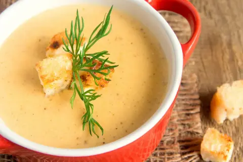 Soupe crémeuse de patidou, garnie de croûtons dorés et d'aneth frais. Une recette réconfortante pour l'automne.