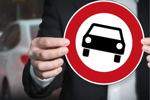 Zakaz wjazdu dla samochodów. Utrata prawa jazdy za punkty może oznaczać taki zakaz.