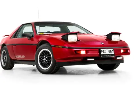 Röd Pontiac Fiero Formula från 80-talet med uppfällda strålkastare.