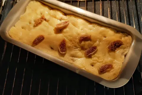 Gâteau moelleux aux figues sèches, parfait pour des recettes gourmandes.