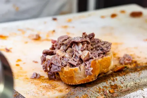 Panino con lampredotto, un classico street food toscana, ricco di sapore e tradizione.