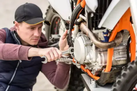 Ile kosztuje wymiana oleju w motocyklu? Sprawdź ceny i czynniki wpływające na koszt