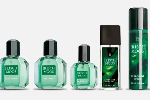 Vier Produkte der Serie "Irisch Moos", inspiriert von Chondrus crispus, in grünen Glasflaschen und einem Spray.