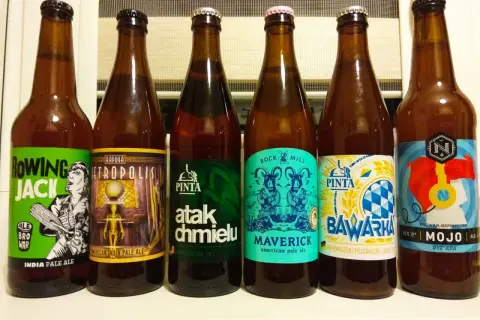 Siedem butelek piwa kraftowego, m.in. Rowing Jack, Atak Chmielu, Maverick, Bawarka, Mojo.