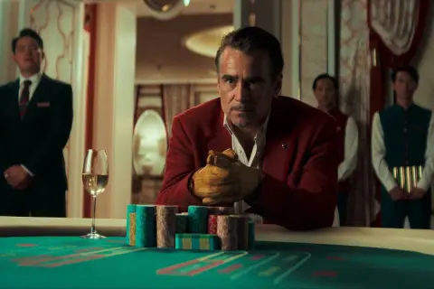Colin Farrell in seinem neuen Film, mit Handschuhen und Chips am Casino-Tisch.
