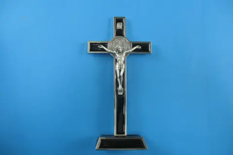 Co zrobić ze starym metalowym krzyżem? Szanuj jego duchowe znaczenie