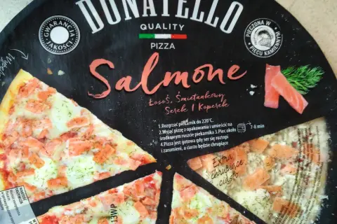 Pizza Donatello Salmone z łososiem, serkiem śmietankowym i koperkiem.