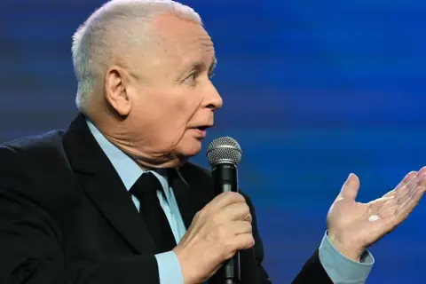 Jarosław Kaczyński przemawia, zastanawiając się, czy PiS może wrócić do władzy po kolejnych wyborach.
