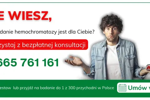Mężczyzna z zaskoczoną miną trzyma kapsułki z napisem Fe.