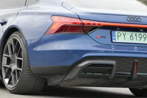 Niebieskie Audi RS e-tron GT z tablicą rejestracyjną PY-6199A, spełniające normę Euro 7, prezentuje sportowy tył z charakterystycznymi światłami i dyfuzorem.