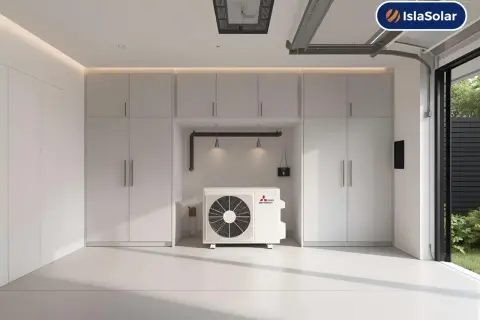 Unidad exterior de aerotermia Mitsubishi, ideal para instalar en garajes o espacios amplios.