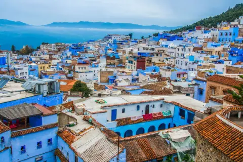 Niebieskie miasto w Maroku, Chefchaouen, rozciąga się po zboczu góry, tworząc malowniczy krajobraz.