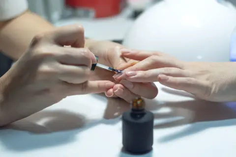 Aplikacja primera bezkwasowego na paznokieć. Jak używać, by uzyskać trwały manicure.