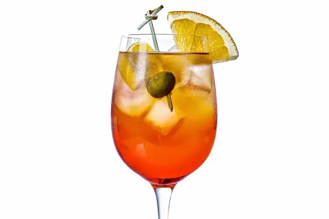 Erfrischender Veneto Spritz mit Eis, Orangenscheibe und Olive. Ein perfekter Aperitif für warme Tage.