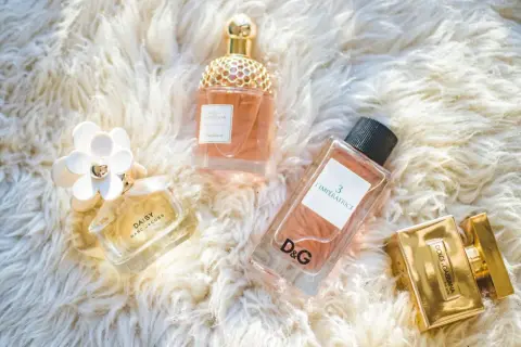 Popularne perfumy w USA: Daisy, Aqua Allegoria, L'Impératrice D&G i Dolce&Gabbana The One na puszystym tle.
