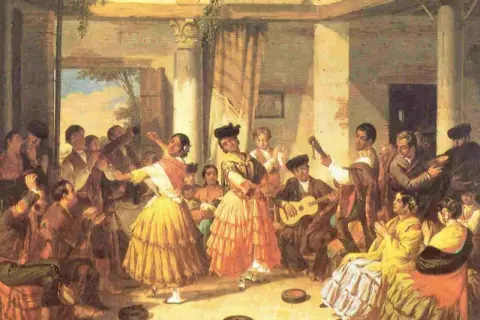 Una escena vibrante de la historia del flamenco: mujeres bailan con faldas voluminosas, hombres tocan guitarra y palmean, mientras el público aplaude.