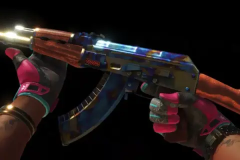 Ręce w różowych rękawiczkach trzymają AK-47 z unikalnym skinem, który może być najdroższy skin w CS GO.