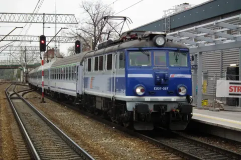 EU07-067, niebieski pociąg PKP Intercity, czeka na peronie. Tlk co to za pociąg?