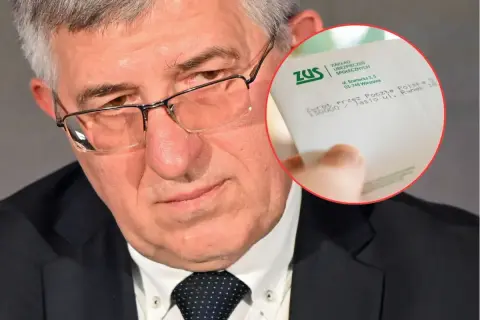 Mężczyzna w okularach trzyma dokument ZUS. Czy to podpowiedź, ile można dorobić do renty?