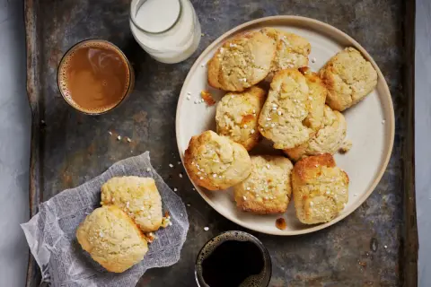 En tallrik med mandelkubbar, perfekt för fikat. Recept på mandelkubb finns här. Kaffe och mjölk till.