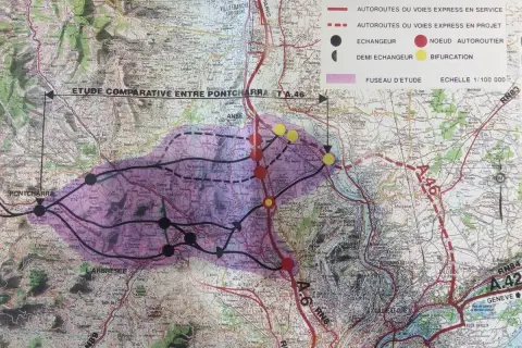 Carte d'étude comparative d'autoroutes entre Pontcharra et Lyon, avec fuseau d'étude et échangeurs. Échelle 1/100 000.