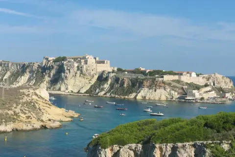 Panoramica delle Isole Tremiti: cosa vedere tra il mare cristallino e l'antica fortezza arroccata sulla scogliera.