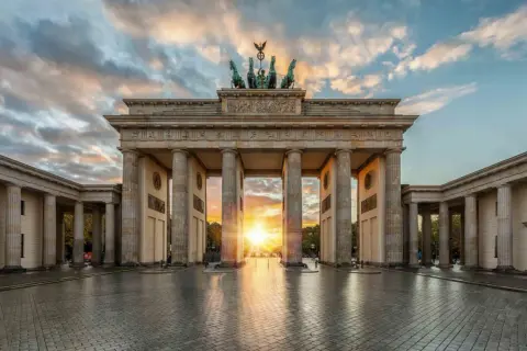 Brandenburger Tor im Sonnenuntergang, ein Muss, wenn man cosa vedere a Berlino sucht.