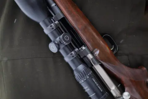 En jaktbössa med kikarsikte. Frågan om hur många vapen man får ha är komplex.