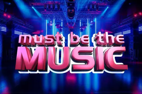 Scena z napisem "must be the MUSIC" w neonowych barwach. Finaliści tego programu wiedzą, że must be the music!